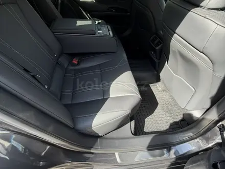 Lexus ES 250 2023 года за 32 000 000 тг. в Алматы – фото 14