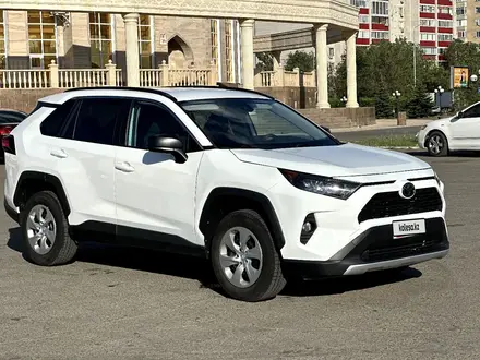 Toyota RAV4 2020 года за 10 000 000 тг. в Уральск – фото 2