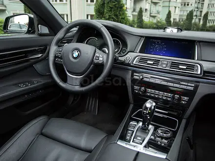 BMW 750 2011 года за 13 000 000 тг. в Алматы – фото 8