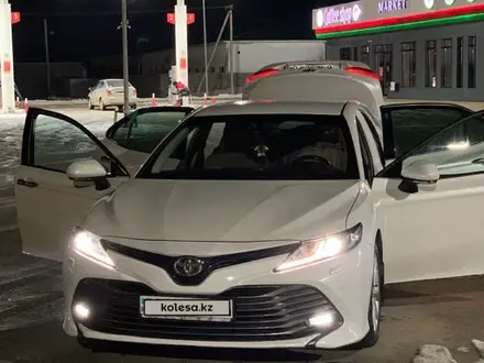 Toyota Camry 2019 года за 12 800 000 тг. в Актобе – фото 2