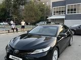 Toyota Camry 2018 года за 16 100 000 тг. в Атырау – фото 2