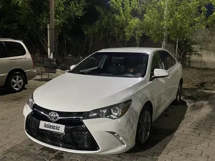 Toyota Camry 2015 года за 7 000 000 тг. в Актобе – фото 4