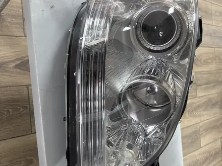 Передняя фара правая сторона на Mercedes-Benz ML W164 за 90 000 тг. в Астана