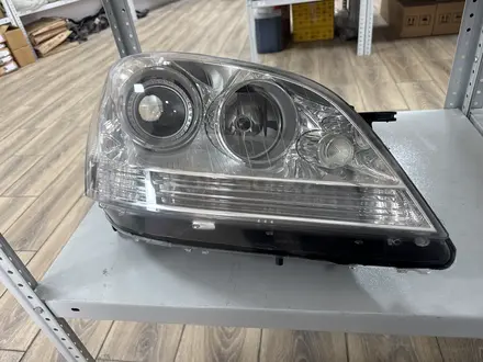 Передняя фара правая сторона на Mercedes-Benz ML W164 за 90 000 тг. в Астана – фото 2
