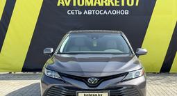 Toyota Camry 2020 года за 12 300 000 тг. в Уральск – фото 2