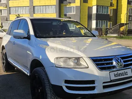 Volkswagen Touareg 2004 года за 4 000 000 тг. в Алматы – фото 2