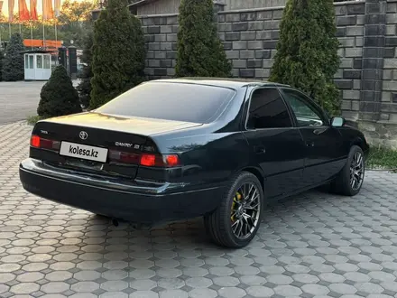 Toyota Camry 1998 года за 2 600 000 тг. в Алматы – фото 4