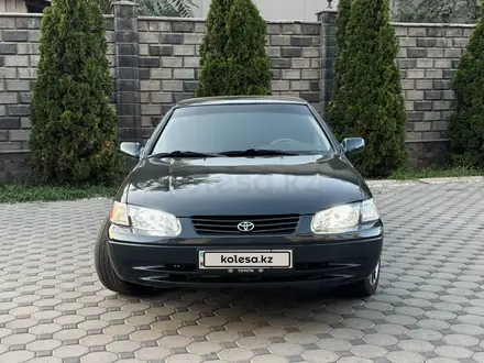 Toyota Camry 1998 года за 2 600 000 тг. в Алматы – фото 2