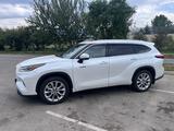 Toyota Highlander 2022 года за 28 900 000 тг. в Караганда – фото 2