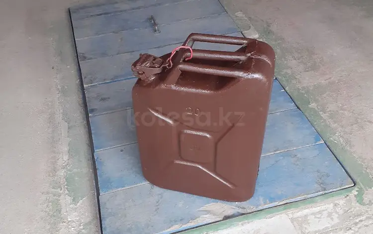 Железную канистру под бензин за 3 500 тг. в Семей