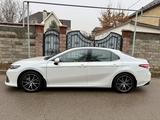 Toyota Camry 2023 года за 16 300 000 тг. в Алматы – фото 2