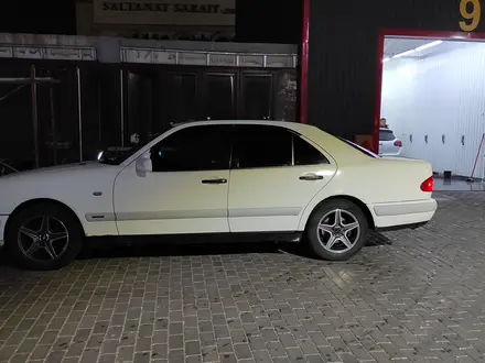 Mercedes-Benz E 280 1997 года за 2 800 000 тг. в Алматы – фото 2