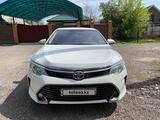 Toyota Camry 2015 года за 12 500 000 тг. в Актобе – фото 2