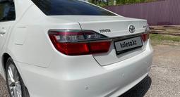 Toyota Camry 2015 года за 12 500 000 тг. в Актобе – фото 4
