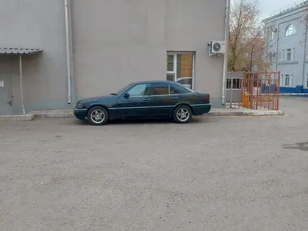 Mercedes-Benz C 220 1995 года за 1 800 000 тг. в Караганда – фото 3