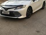 Toyota Camry 2020 года за 14 000 000 тг. в Атырау