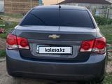 Chevrolet Cruze 2010 года за 3 600 000 тг. в Уральск – фото 2