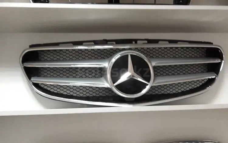 Решетка радиатора Mercedes w212 W 212 рестайлинг за 70 000 тг. в Алматы