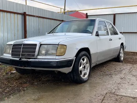 Mercedes-Benz E 200 1990 года за 1 000 000 тг. в Уральск – фото 2