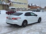 Toyota Camry 2021 года за 18 500 000 тг. в Караганда – фото 4