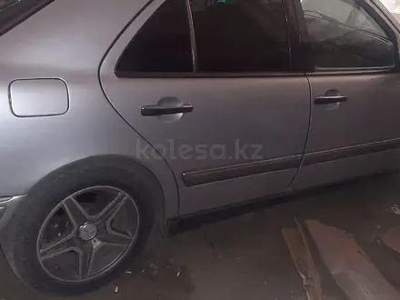 Mercedes-Benz E 280 1995 года за 1 800 000 тг. в Караганда – фото 4