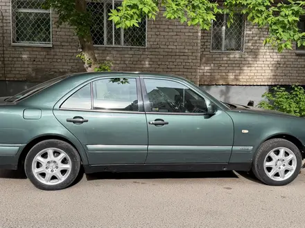 Mercedes-Benz E 200 1995 года за 2 200 000 тг. в Павлодар – фото 4