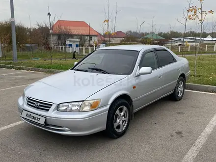 Toyota Camry 2001 года за 3 300 000 тг. в Алматы – фото 2