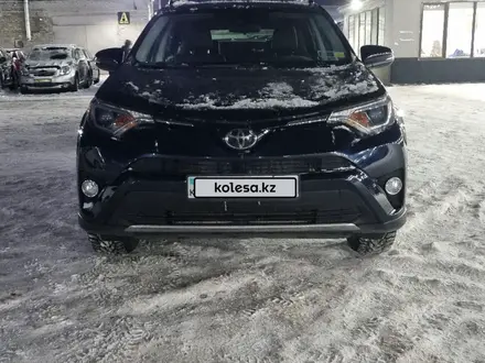 Toyota RAV4 2018 года за 12 300 000 тг. в Актобе – фото 2