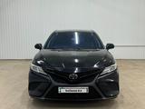 Toyota Camry 2019 года за 9 337 000 тг. в Астана – фото 2