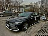 Toyota Camry 2023 года за 15 100 000 тг. в Алматы