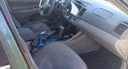 Toyota Camry 2001 года за 4 500 000 тг. в Усть-Каменогорск – фото 2