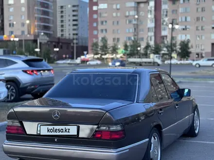 Mercedes-Benz E 220 1993 года за 2 300 000 тг. в Астана – фото 3