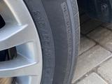 Новые оригинальные диски с резиной Тойота Камри 80 R-17 за 250 000 тг. в Астана – фото 3