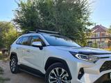 Toyota RAV4 2021 года за 21 700 000 тг. в Уральск – фото 2