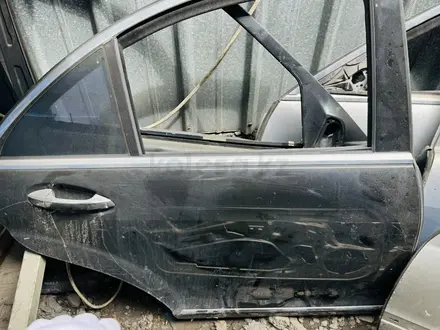 W221 задний правая дверь за 20 000 тг. в Алматы