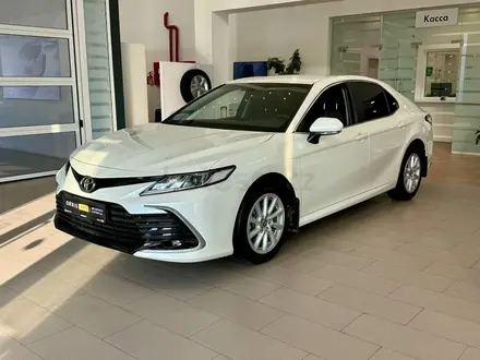 Toyota Camry 2021 года за 13 790 000 тг. в Атырау