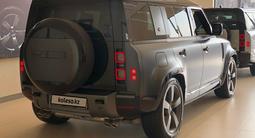 Land Rover Defender 2023 года за 95 500 000 тг. в Алматы – фото 4