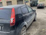 Ford Fiesta 2008 года за 800 000 тг. в Атырау – фото 4