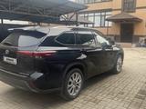 Toyota Highlander 2022 года за 35 000 000 тг. в Уральск – фото 2