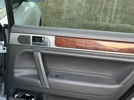 Volkswagen Touareg 2008 года за 7 850 000 тг. в Астана – фото 12