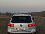 Volkswagen Touareg 2008 года за 7 850 000 тг. в Астана – фото 3