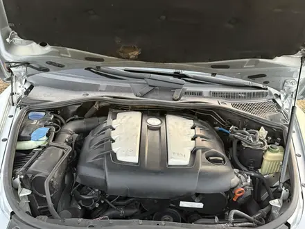 Volkswagen Touareg 2008 года за 7 850 000 тг. в Астана – фото 28
