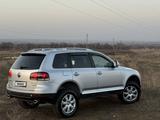 Volkswagen Touareg 2008 года за 7 850 000 тг. в Астана – фото 2