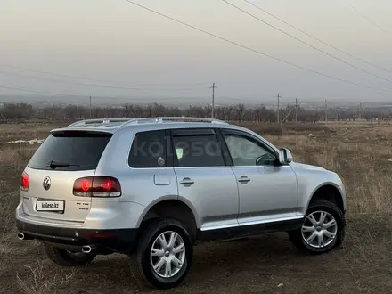 Volkswagen Touareg 2008 года за 7 850 000 тг. в Астана – фото 2