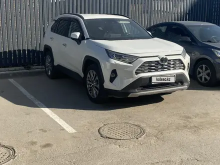 Toyota RAV4 2021 года за 21 800 000 тг. в Алматы