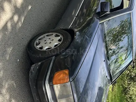 Mercedes-Benz E 200 1991 года за 720 000 тг. в Семей – фото 2