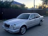 Mercedes-Benz E 230 1998 года за 2 100 000 тг. в Атырау – фото 2