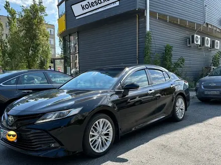 Toyota Camry 2019 года за 13 500 000 тг. в Атырау – фото 2