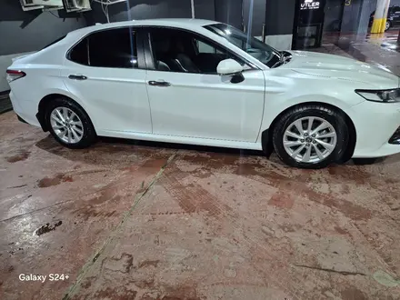 Toyota Camry 2019 года за 11 500 000 тг. в Астана – фото 2