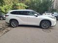 Toyota Highlander 2023 года за 30 000 000 тг. в Алматы